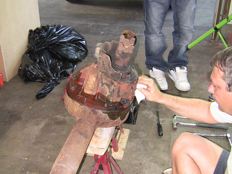 IMG_0422.JPG - Let's clean and rebuild the differential.