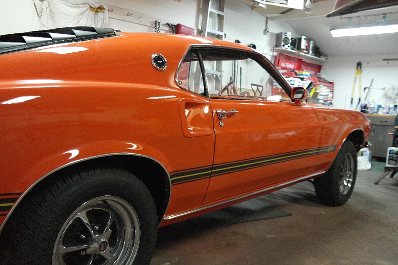 SAM_0213.JPG - the stripes and chrome is now on as original.